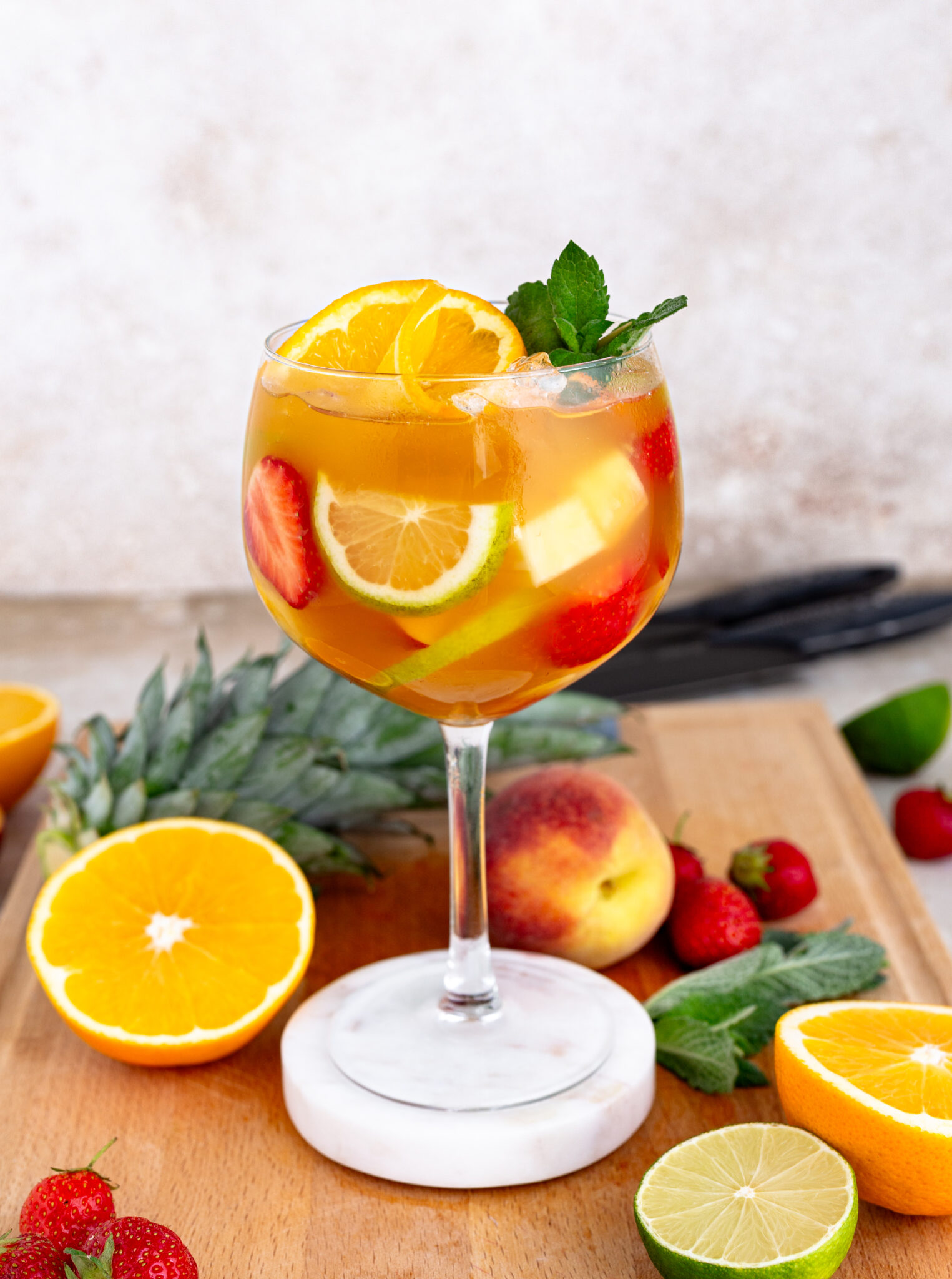 Sommerbowle mit frischen Früchten Rezept - Erfrischend &amp; Lecker ...