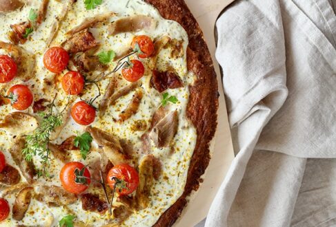 TYROLIT lief low carb Flammkuchen mit Hühnerkeule und Curry auf Pizzastein