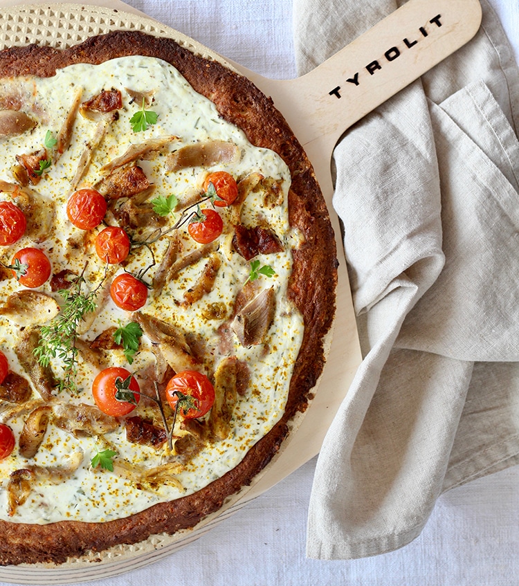 TYROLIT lief low carb Flammkuchen mit Hühnerkeule und Curry auf Pizzastein