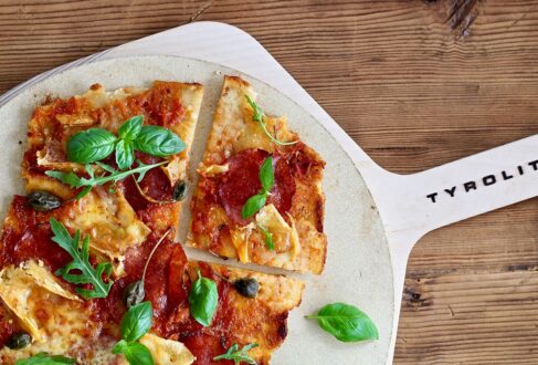 TYROLIT life low carb Salami Pizza mit Kapern und Rucola auf Pizzastein