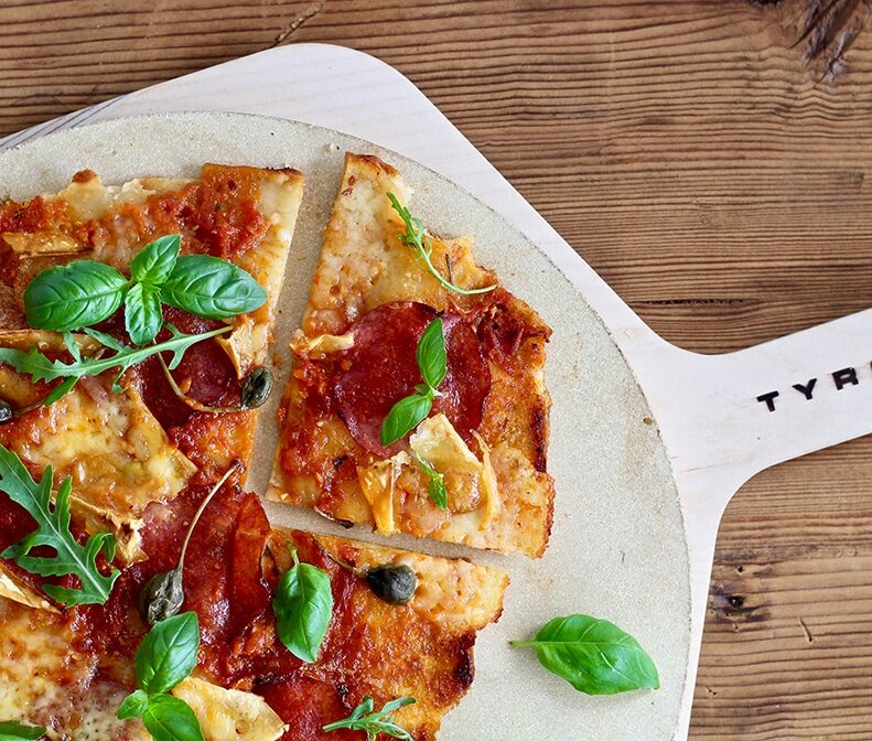 TYROLIT life low carb Salami Pizza mit Kapern und Rucola auf Pizzastein