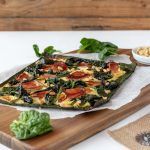 Low carb Spinat Pizza mit Prosciutto und Pinienkerne