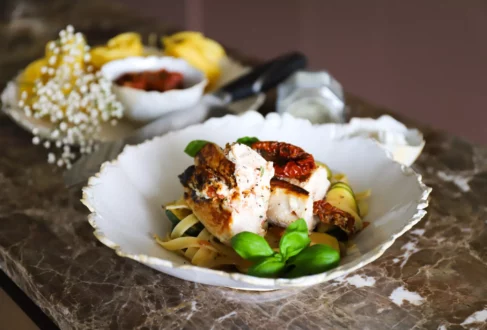 Tyrolit Life Gefüllte Hühnerbrust auf Zucchini-Tagliatelle