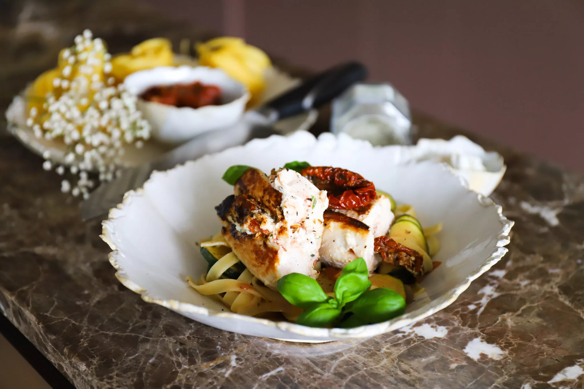 Tyrolit Life Gefüllte Hühnerbrust auf Zucchini-Tagliatelle