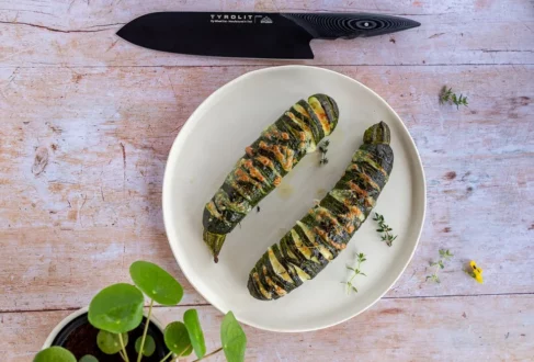 Tyrolit Life Hasselback Zucchini mit Mozarella Thymian Füllung © Lisa Shelton