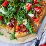 Pizza Caprese mit Rucola