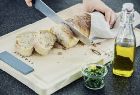 Schneidebrett bestellen - hochwertig aus Holz hergestellt, mit integriertem Schleifstein