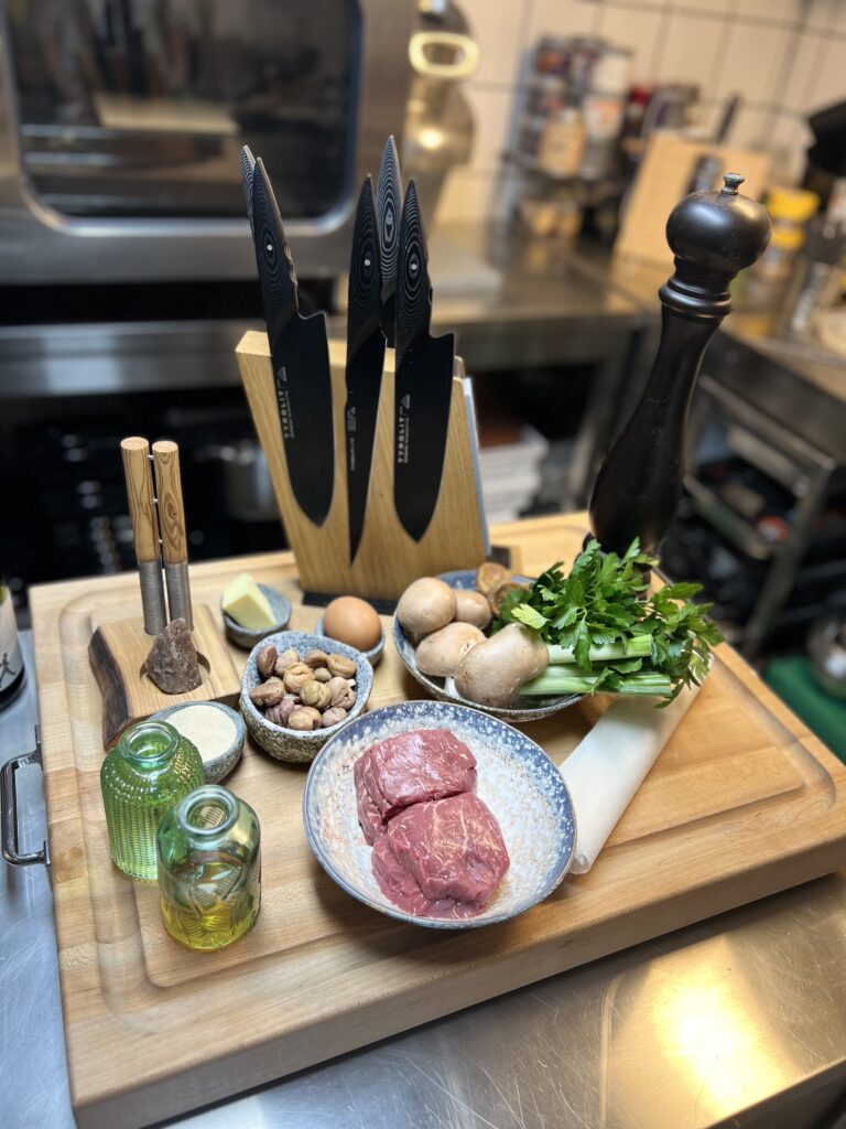 Weihnachtliches Rinderfilet im Blätterteig mit Portwein-Glace | Tyrolit ...