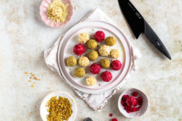 Bunte Pralinen-Variation: Vanille, Pistazie &amp; Himbeer | Tyrolit Life