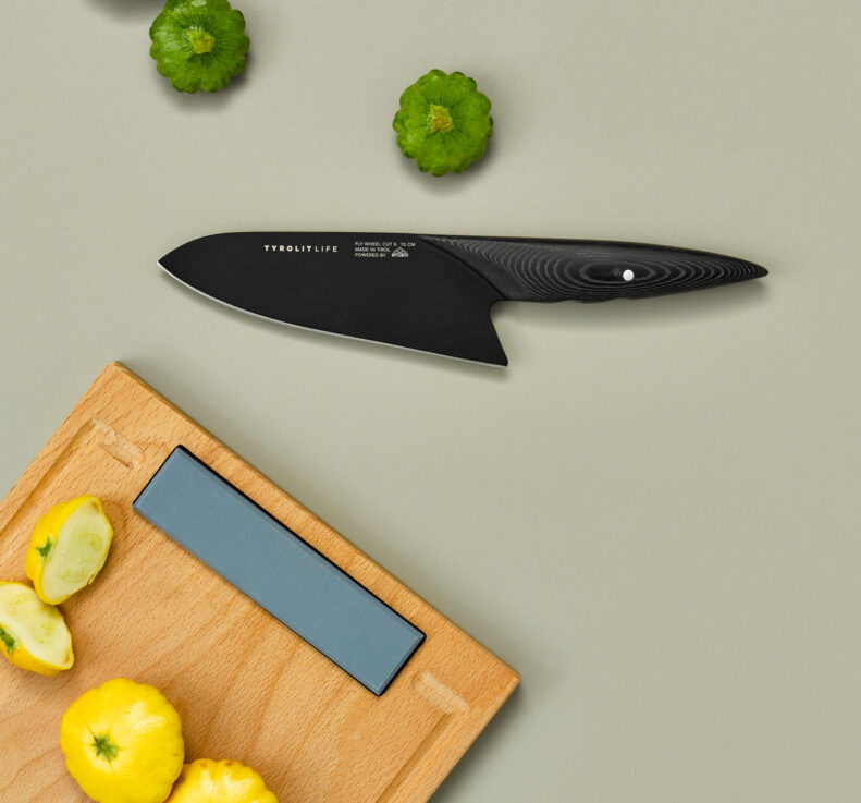 Schneidebrett mit integriertem Schleifstein und schwarzes Küchenmesser – Darkline Messerserie