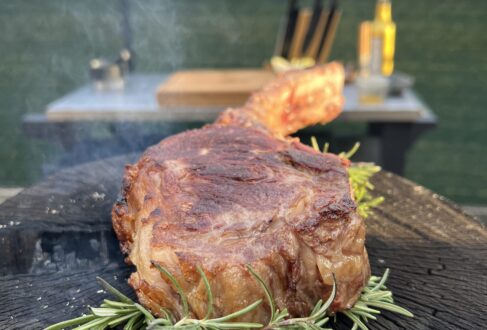 Tomahawk-Steak von der Feuerplatte mit Beilagen Rezept