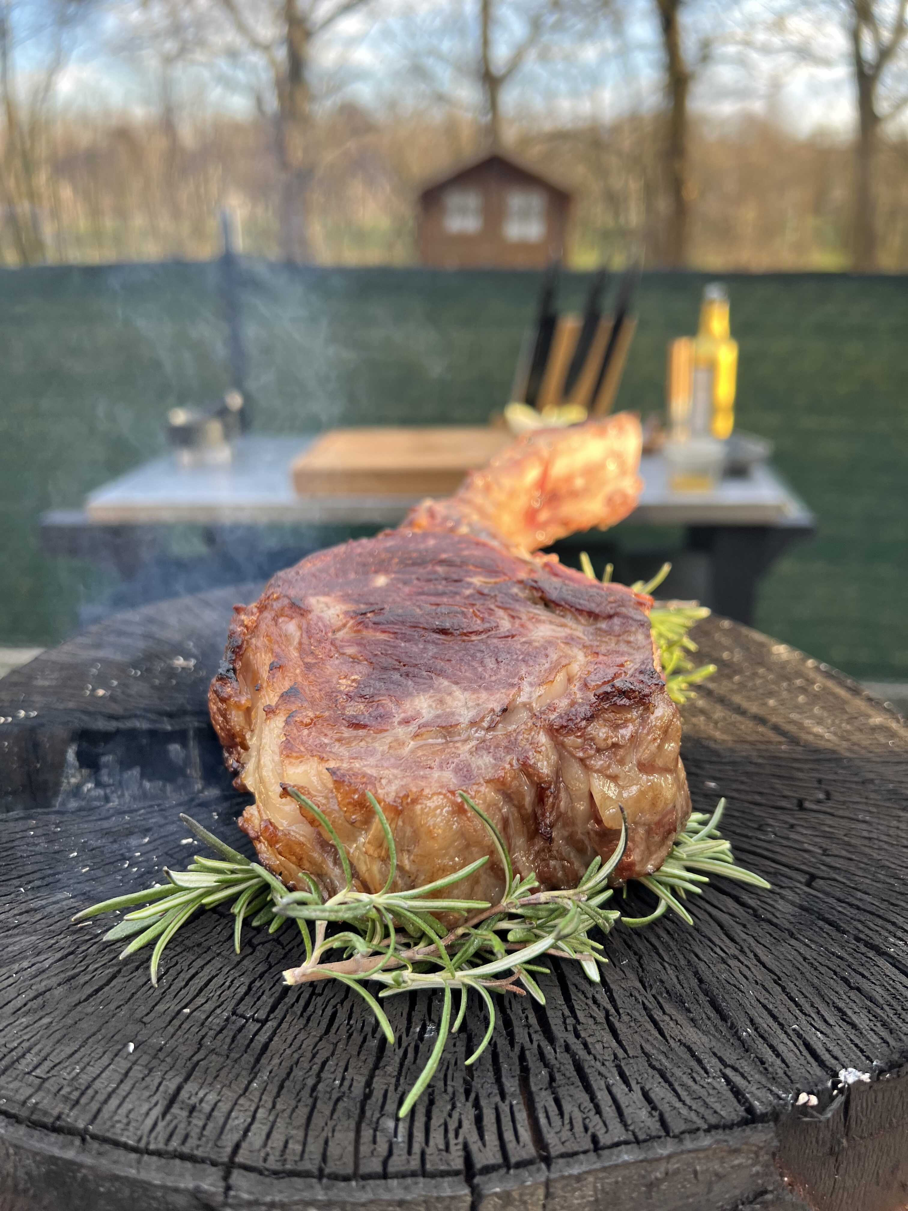 Tomahawk-Steak von der Feuerplatte mit Beilagen Rezept