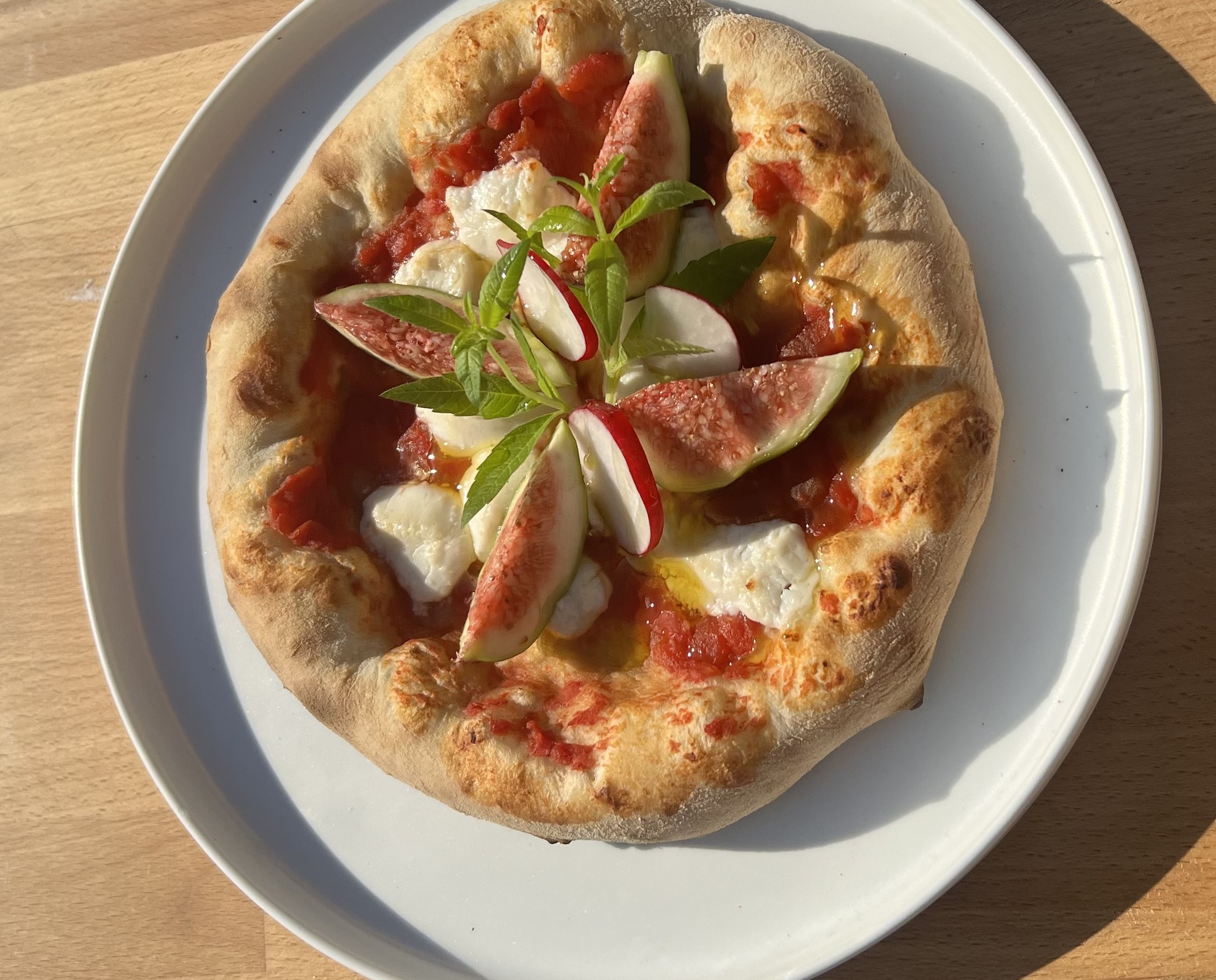 Pizza mit Ziegenkäse, Feigen und Zitronenverbene - Tyrolit Life